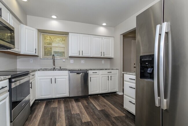 Building Photo - Charming 4 Bedroom in Union