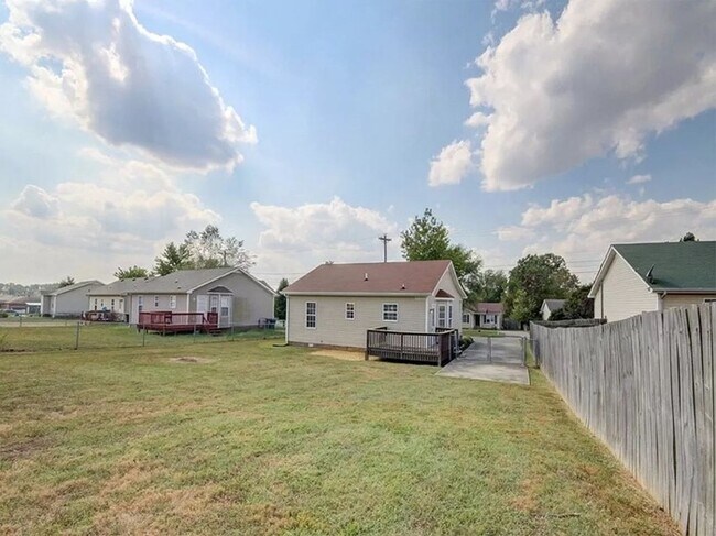 Building Photo - Quaint Three Bedroom w/Fenced Yard