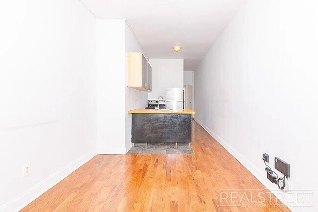 Foto del edificio - Stylish & Spacious Apartment in the Heart of Bushwick