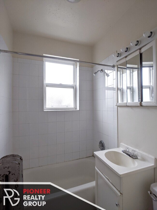 Building Photo - 928 W Dakin St
