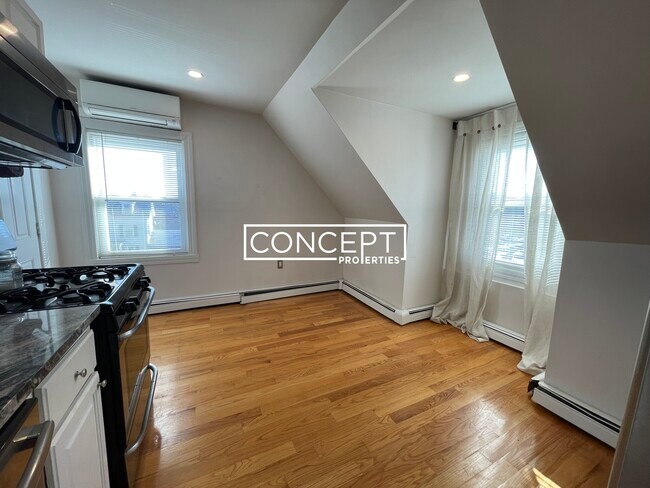 Building Photo - 648 Columbia Rd