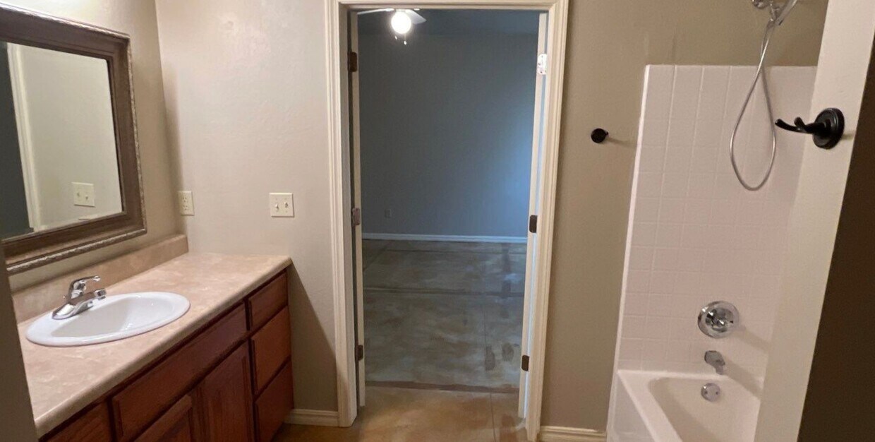 Primary Photo - 2 bedroom, 2 bath in the Plaza District