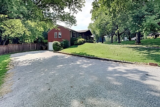 Building Photo - Beautiful Renovated Home in Nashville!