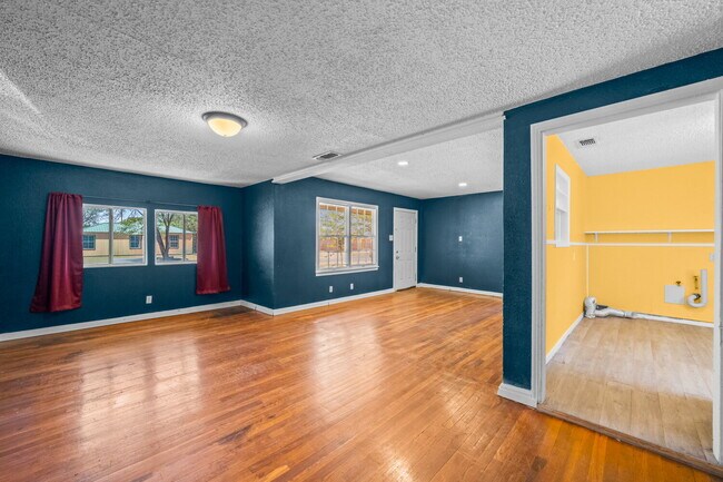 Foto del edificio - Vintage Home w/ Large Backyard, Minutes from TTU & Medical