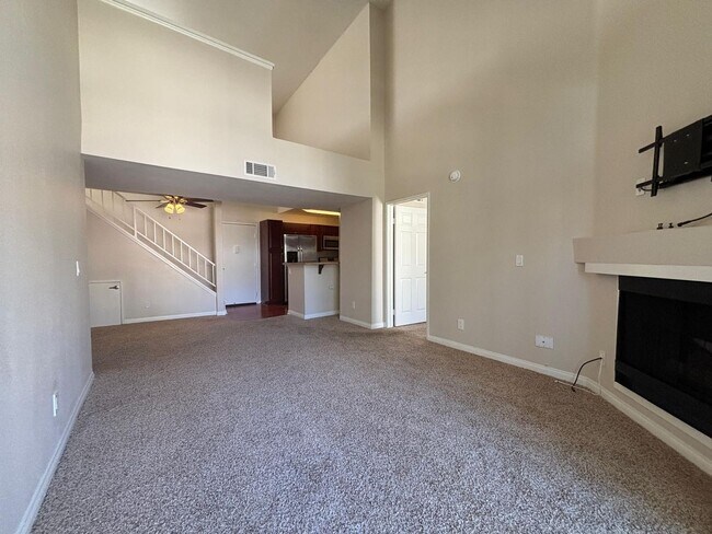 Foto del edificio - Beautiful 2 Bedroom 2 Bathroom Home in Woodland Hills