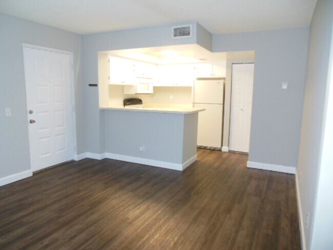 Foto del edificio - ONE BEDROOM ONE BATHROOM !! WATERFRONT COM...