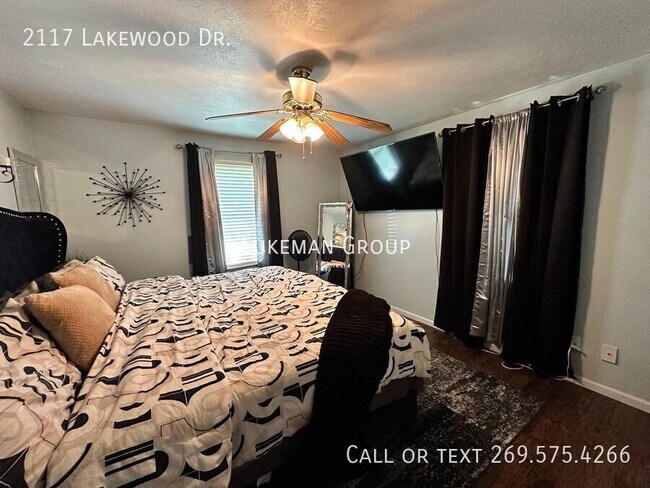 Foto del edificio - 2117 Lakewood Dr