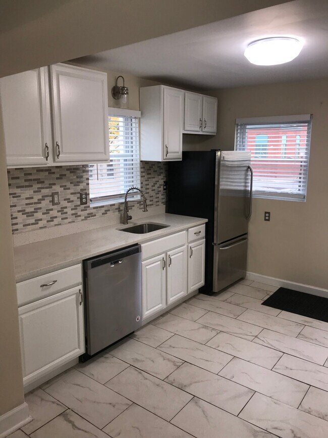 Kitchen - 123 Bloomsberry St