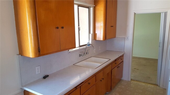 Building Photo - 609 W 5th St