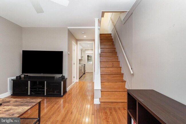 Foto del edificio - 219 E Madison St