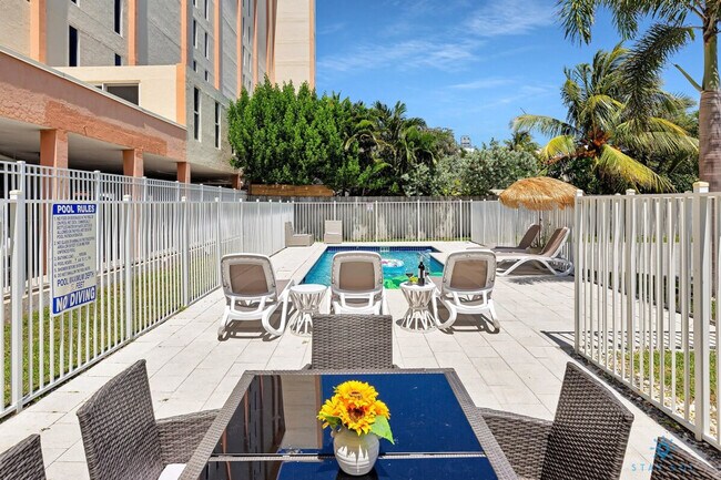 Building Photo - 809 S Ocean Dr