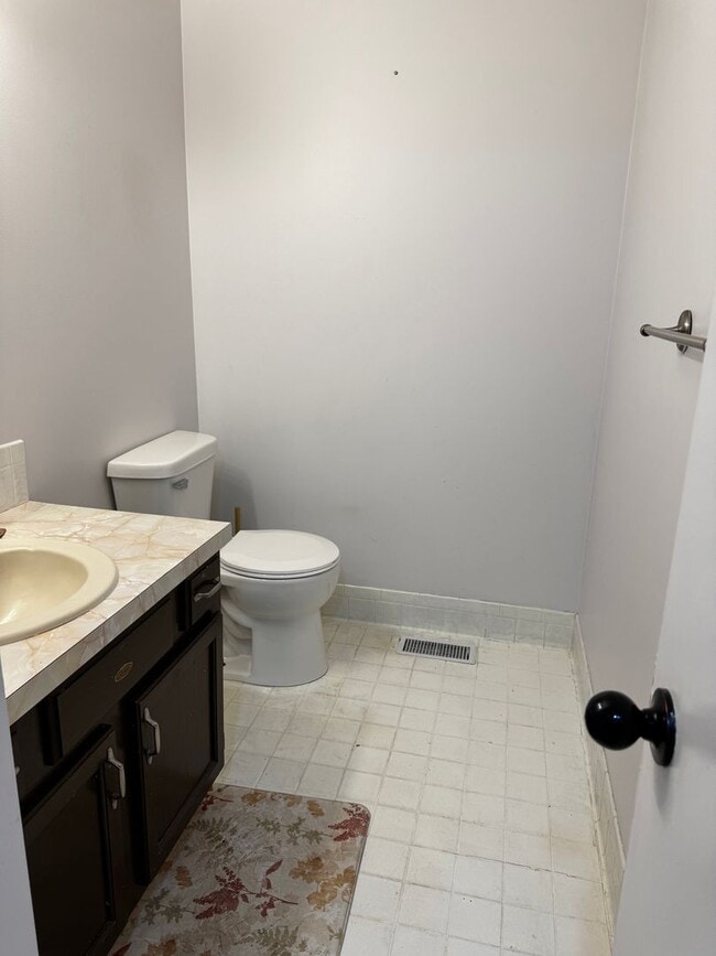 Building Photo - 3250 N Longfellow Ct