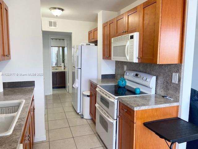 Foto del edificio - 3400 Blue Lake Dr