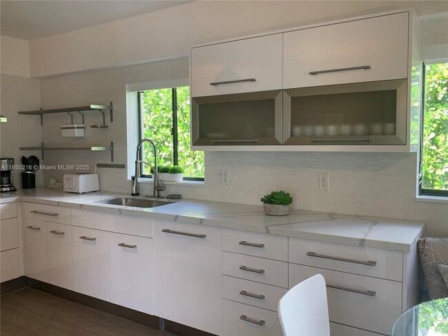 Building Photo - 6911 Sunrise Pl