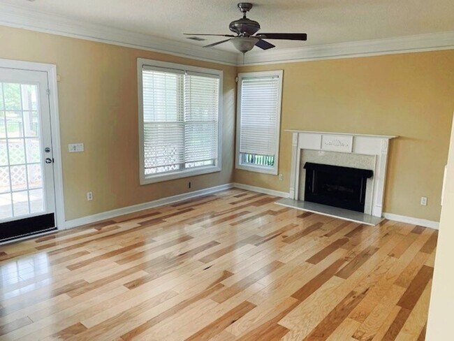 Building Photo - Location: Beautiful 3 bedroom, 2.5 bathroo...