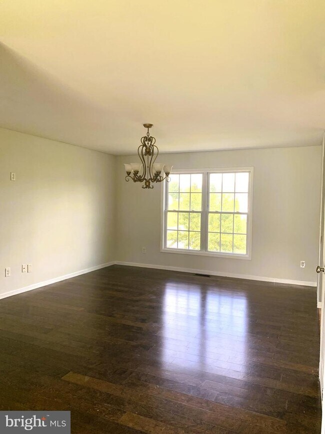 Building Photo - 116 Deer Path Ln