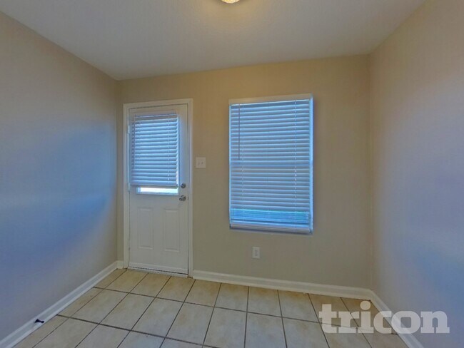 Foto del edificio - 12501 Shine Ave