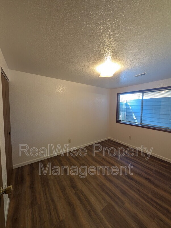 Building Photo - 2953 W Lorraine Ave