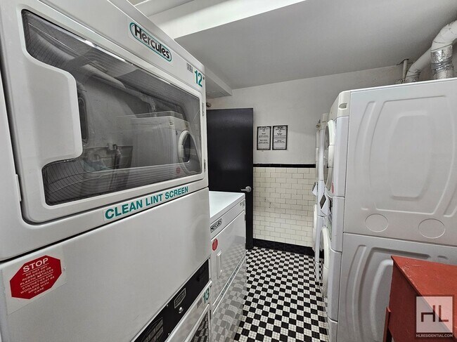 Foto del edificio - Oversized Eighth-Floor Studio in a Doorman Building Near Central Park