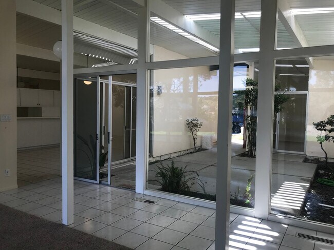 Foto del edificio - Fabulous 4 Bedroom 2 Bathroom  Granada Hil...