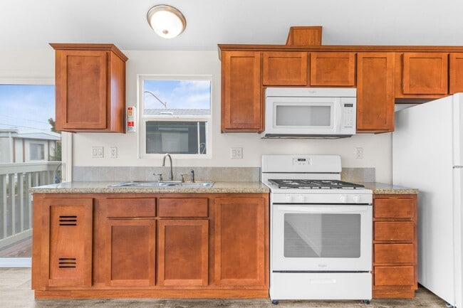 Building Photo - 1 Bed + 1 Bath HOME IN THE PLEASURE POINT ...