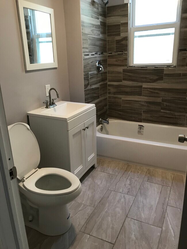 Full bathroom - 81 2nd St