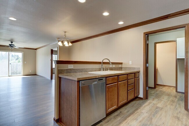 Building Photo - 3 Bedroom, 2.5 Bath Island Place Townhome