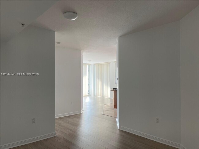 Foto del edificio - 1755 E Hallandale Beach Blvd