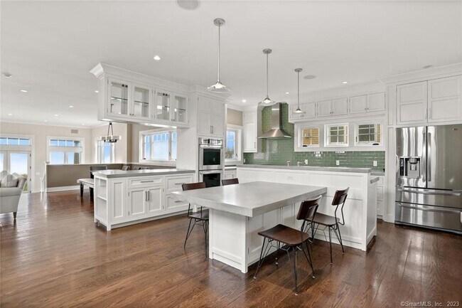 Building Photo - 825 Fairfield Beach Rd