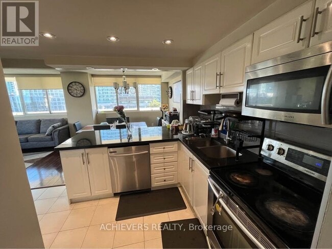 Building Photo - 3590 Kaneff Crescent