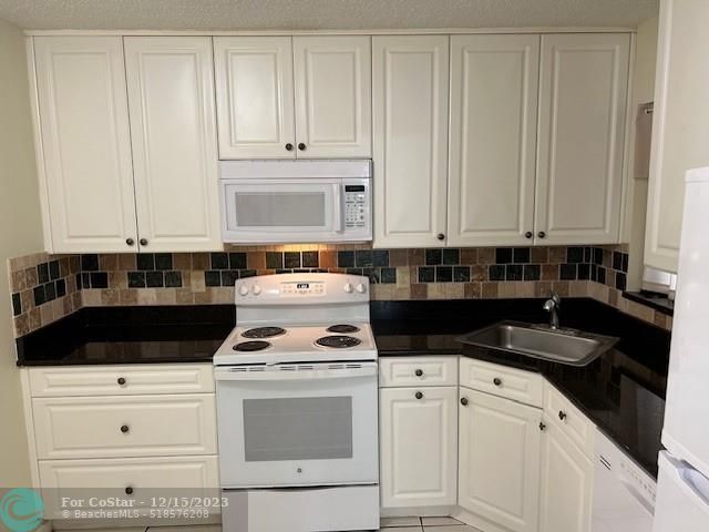 Foto del edificio - 3323 Cocoplum Cir