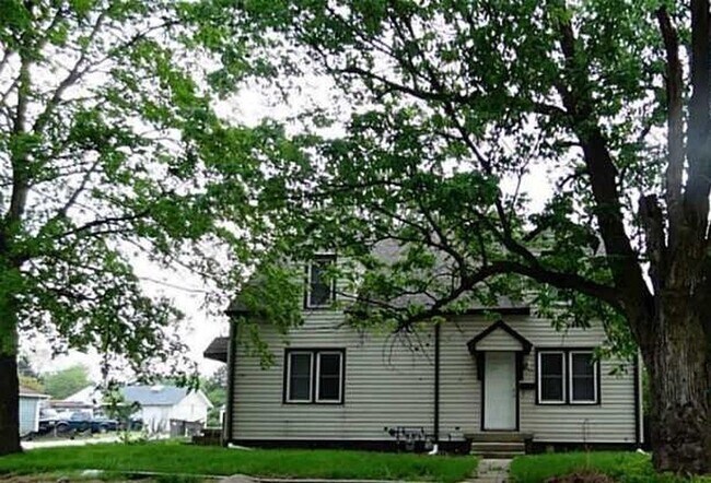Building Photo - 1702 N Alton Ave