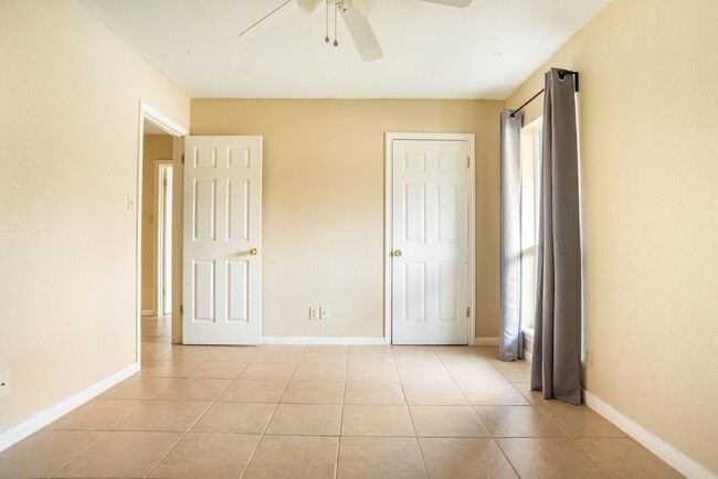 Foto del edificio - Queen room in 4-bed/2.0-bath Home
