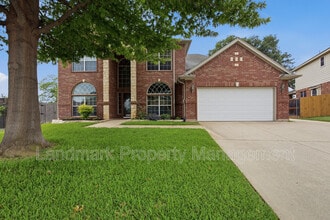 Building Photo - 2115 Lexington Dr