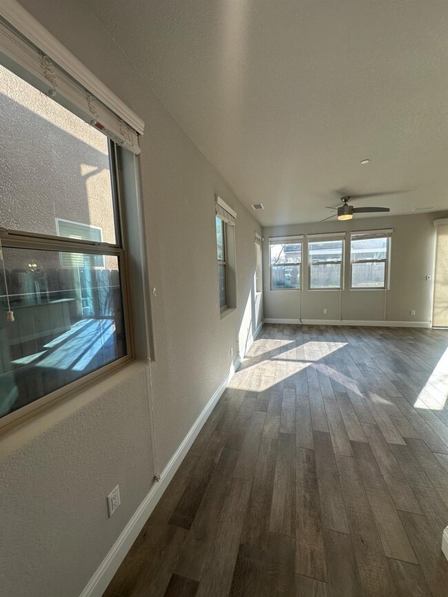 Building Photo - 1325 E Via Viola Way