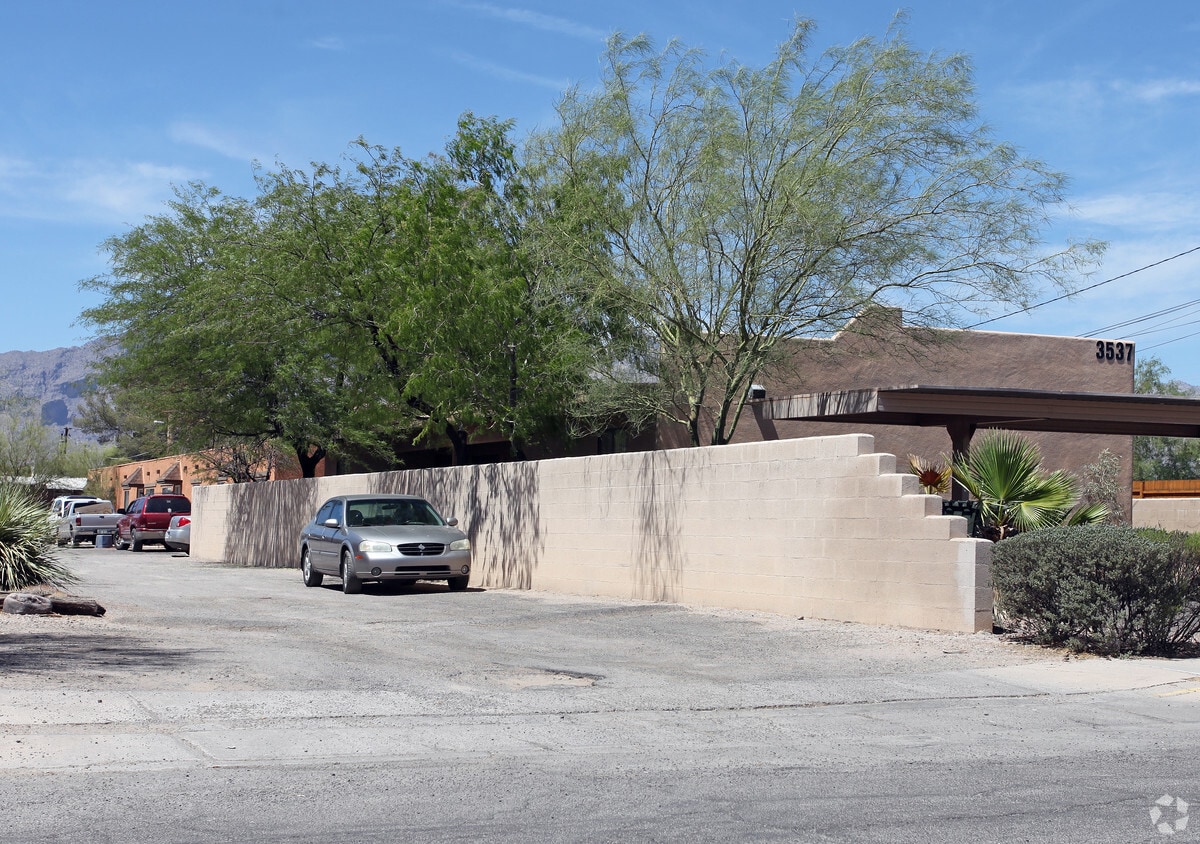 Building Photo - 3529-3537 E Monte Vista Dr