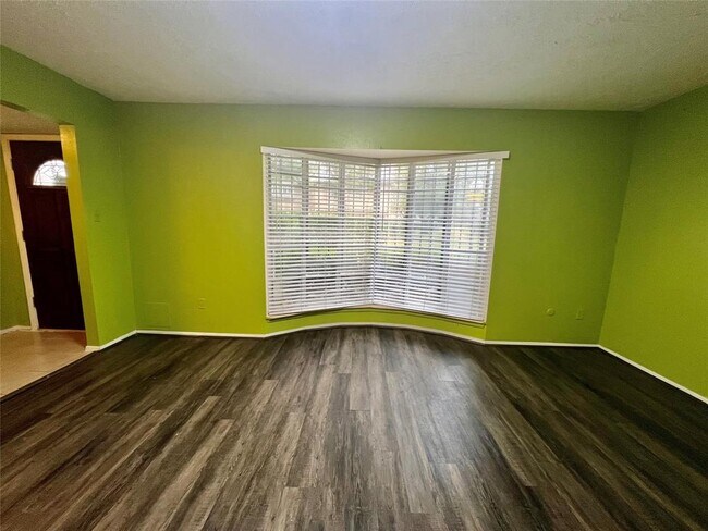 Foto del edificio - 7126 Crownwest St