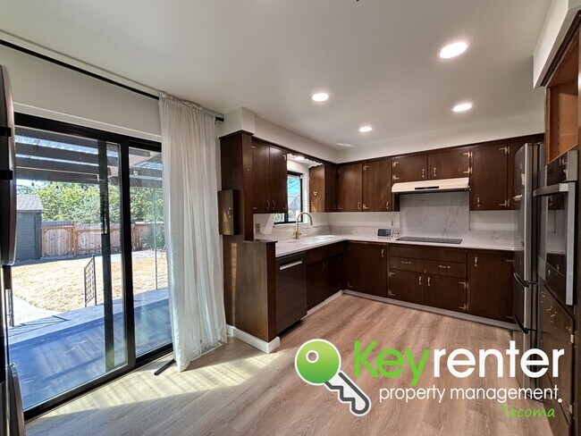 Foto del edificio - Charming 2-Bedroom Home with Modern Upgrad...