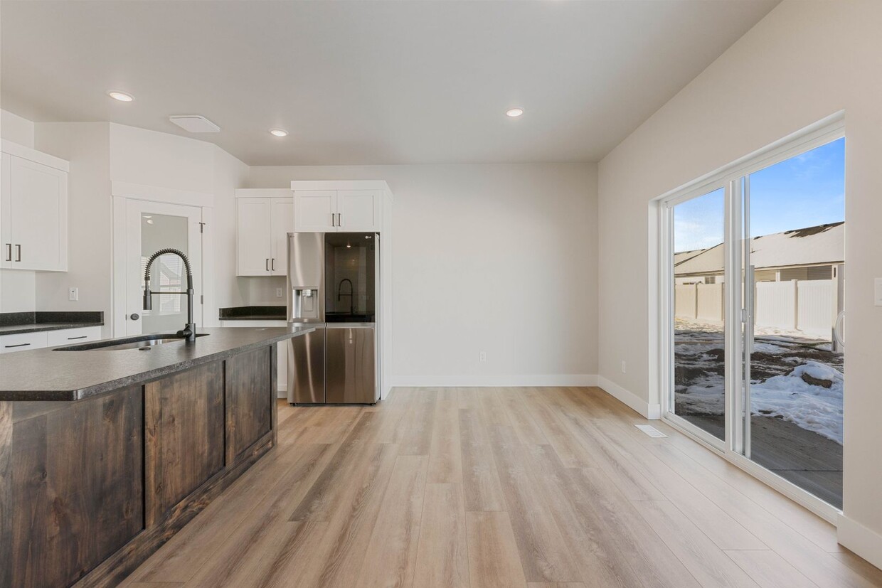 Foto principal - CHECK OUT THIS STELLAR 3 BED 2 BATH TWIN H...