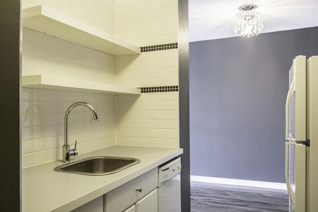 Building Photo - 9930-113 113 St