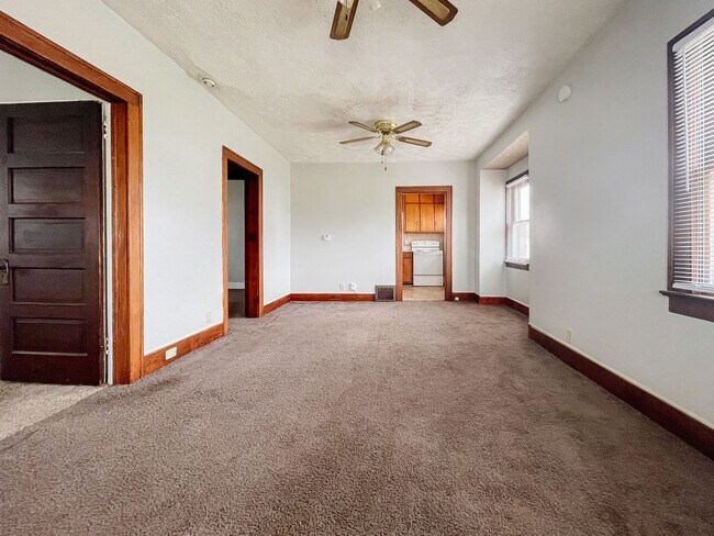 Building Photo - 1317 W Memorial Dr