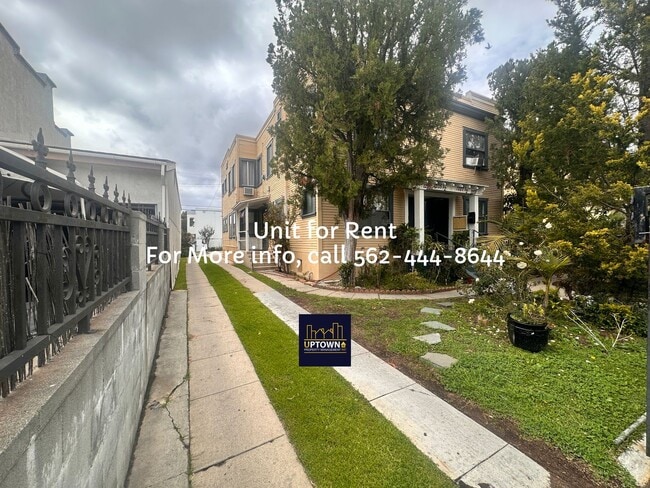 Building Photo - 1205 1/2 Tamarind Avenue