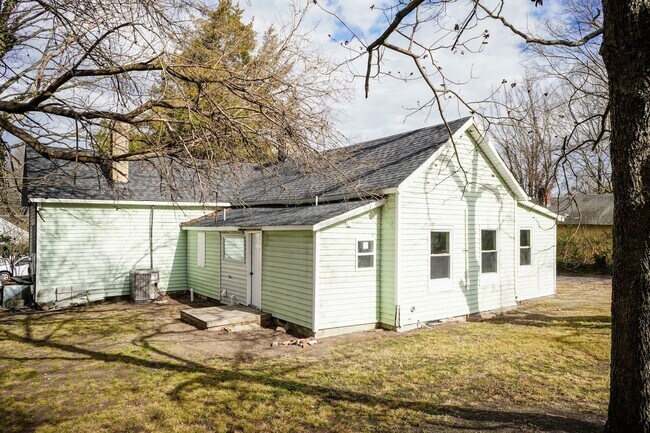 Building Photo - Spacious Three Bedroom Remodeled Home!