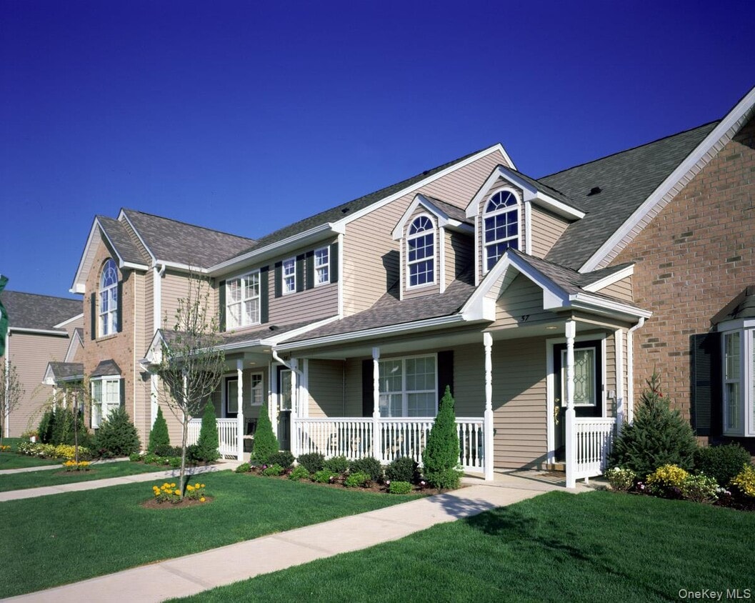 Building Photo - 151 Village Green Dr