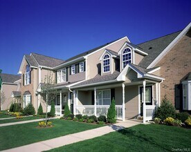 Building Photo - 167 Village Green Dr