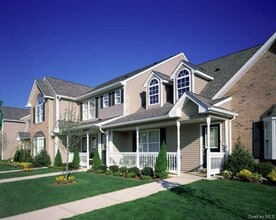 Building Photo - 167 Village Green Dr