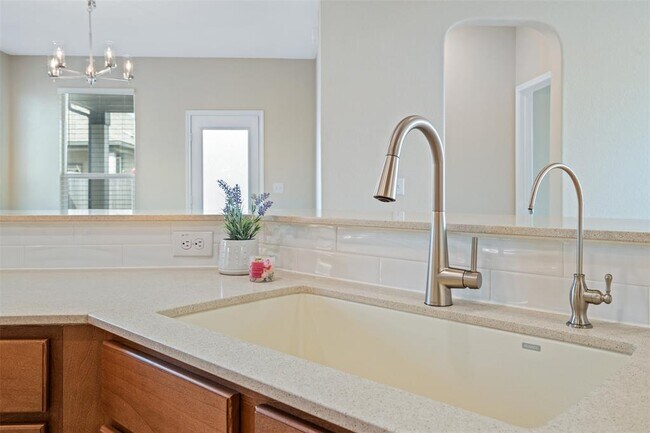 Foto del edificio - 6300 Carriage Pines Dr