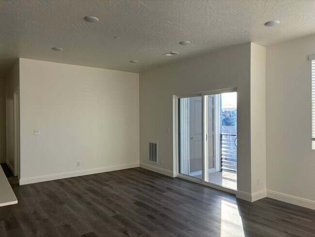 Foto del edificio - 5801 S Garnet Dr