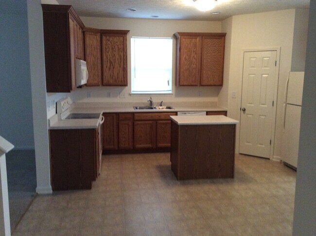 Building Photo - Noblesville - 3 BR + loft