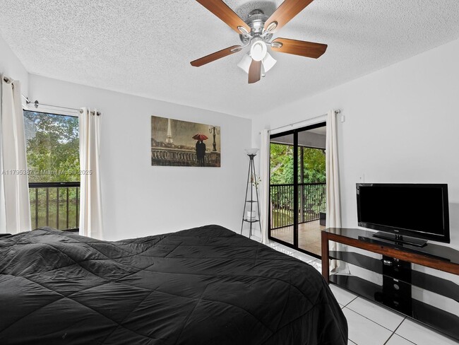 Building Photo - 3868 Carambola Cir N